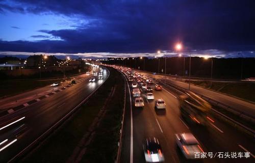 晚上在高速公路上开车，开近光灯还是开远光灯？