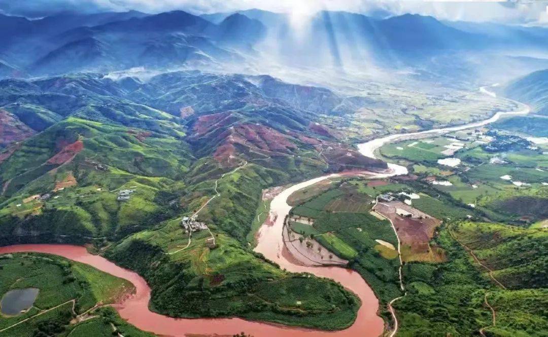 在哀牢山遇难的地质人员进山为何穿一次性雨衣？