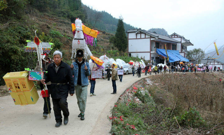 贵州一村民葬后遗体被抢，镇长称是违规土葬，事实的真相究竟是什么？