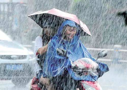 女子因暴雨被困，叫来特警男友后先救其他人，女子是否有因其感到不高兴？