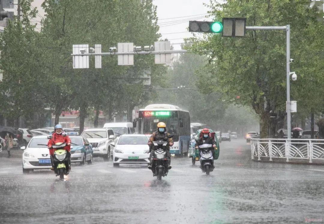 女子因暴雨被困，叫来特警男友后先救其他人，女子是否有因其感到不高兴？