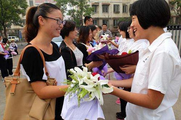 老师强制学生送礼，学生应该怎么做呢？