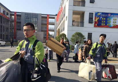 广西某学校女生放假将玩偶绑在背上带回家，你放假都会带什么装备回家？