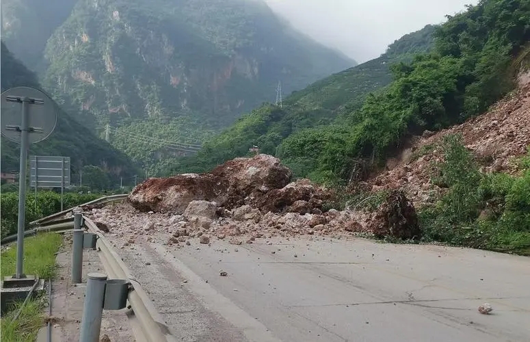 陕西镇巴大面积山体垮塌瞬间，土石夹裹树木倾泻而下，当地采取了什么举措？