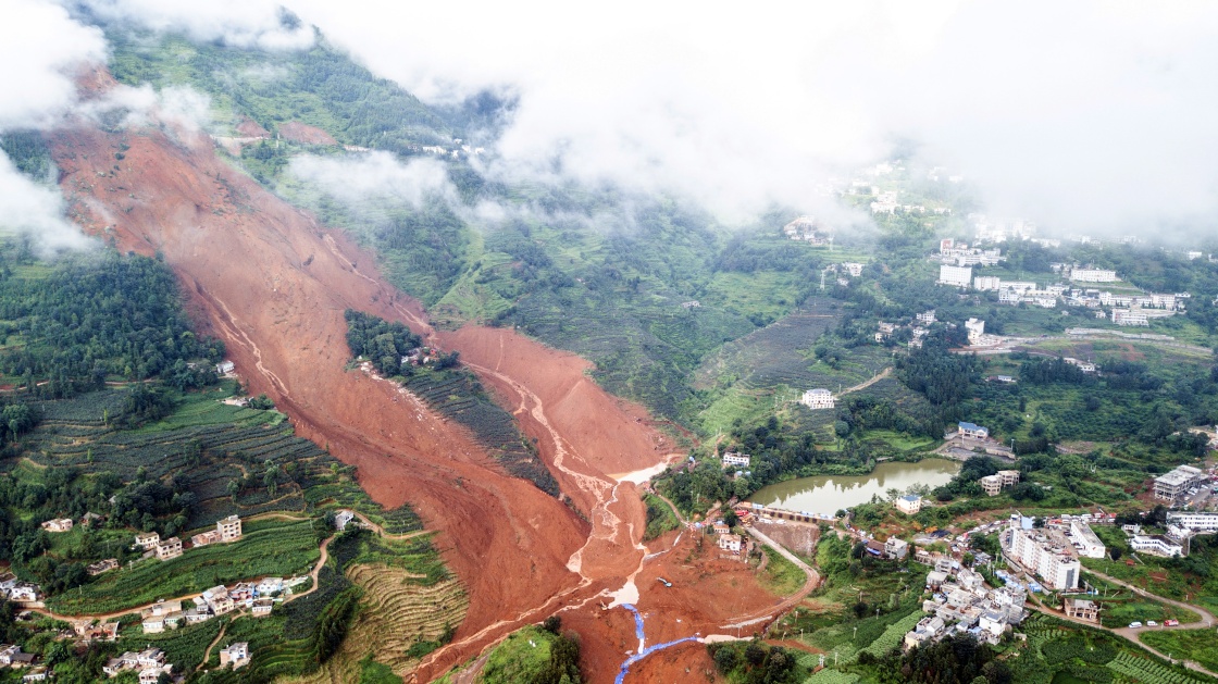 陕西镇巴大面积山体垮塌瞬间，土石夹裹树木倾泻而下，当地采取了什么举措？