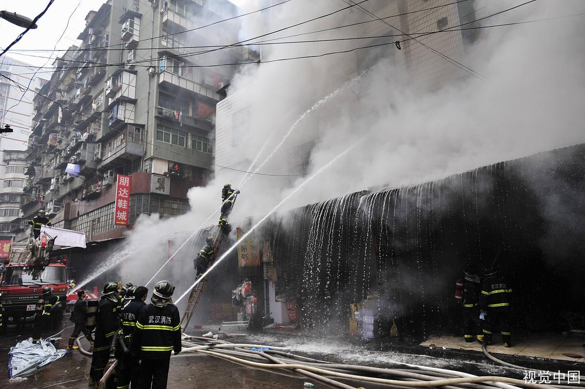 台湾高雄大楼深夜陷“火海”，到底是有人恶意纵火还是另有隐情？