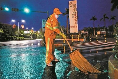 河南网红小吃街环卫工凌晨下班，我们是否该向劳动者致敬？