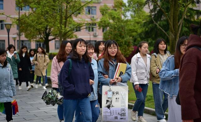 河北外国语学院一女生坐窗台大喊“学校配不上我”，校方对此是如何回应的？