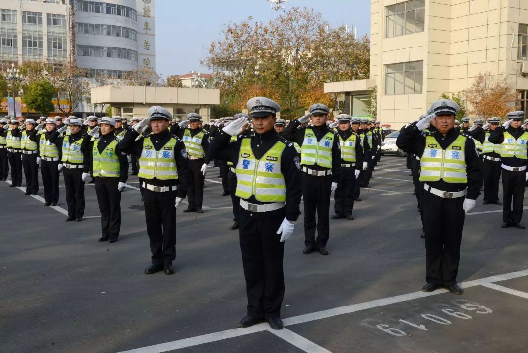 “火遍全网”的江苏女骑警露脸了，为考生护考送祝福，当初她是因何走红的？