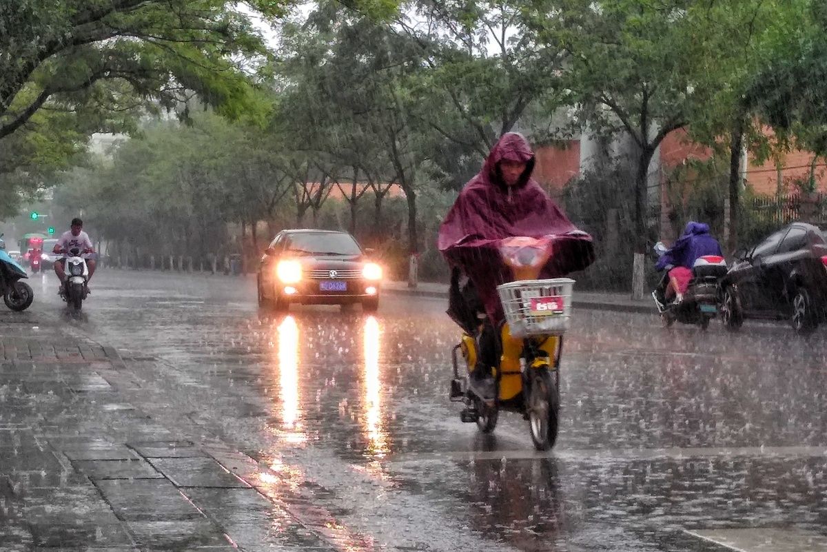 郑州的雨势再次加强了，这次暴雨预计何时才能停？