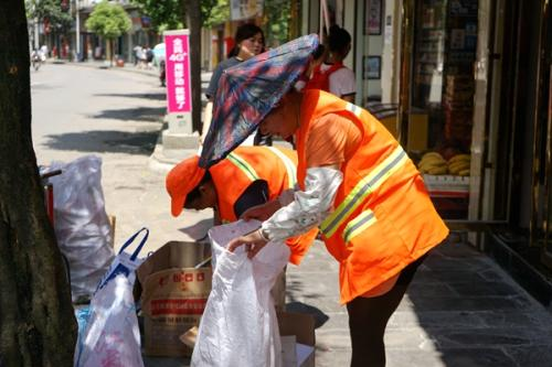 河南网红小吃街环卫工凌晨下班，我们是否该向劳动者致敬？