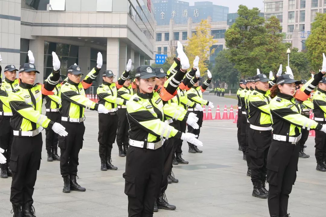 “火遍全网”的江苏女骑警露脸了，为考生护考送祝福，当初她是因何走红的？