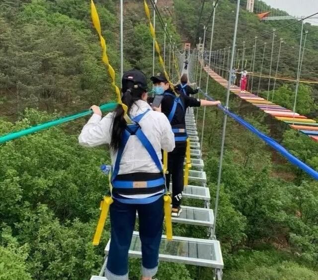 大连景区高空项目突发意外，女子安全绳脱落瞬间坠地，你怎么看？