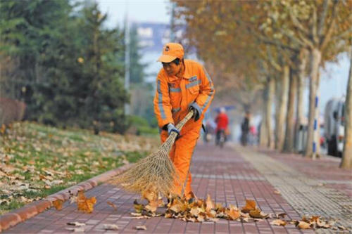 河南网红小吃街环卫工凌晨下班，我们是否该向劳动者致敬？