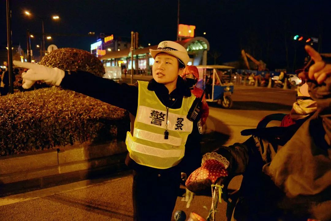 “火遍全网”的江苏女骑警露脸了，为考生护考送祝福，当初她是因何走红的？