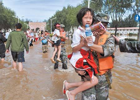 夫妻不舍财务拒绝撤离被困洪水中，这是在拿生命做赌注吗？