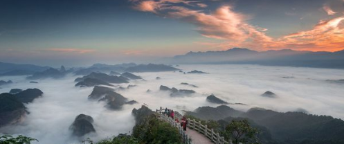 桂林山水甲天下，阳朔山水甲桂林。意思