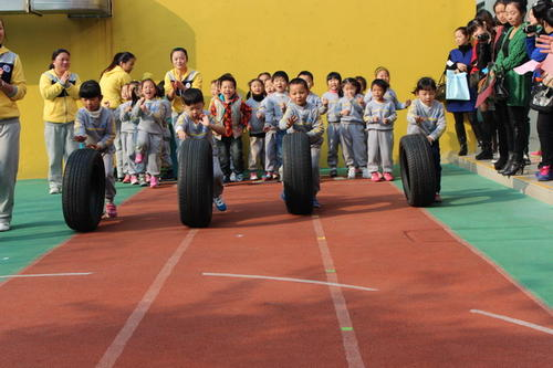 幼儿园男孩任由女孩靠肩睡觉，他家长看到会是什么反应？