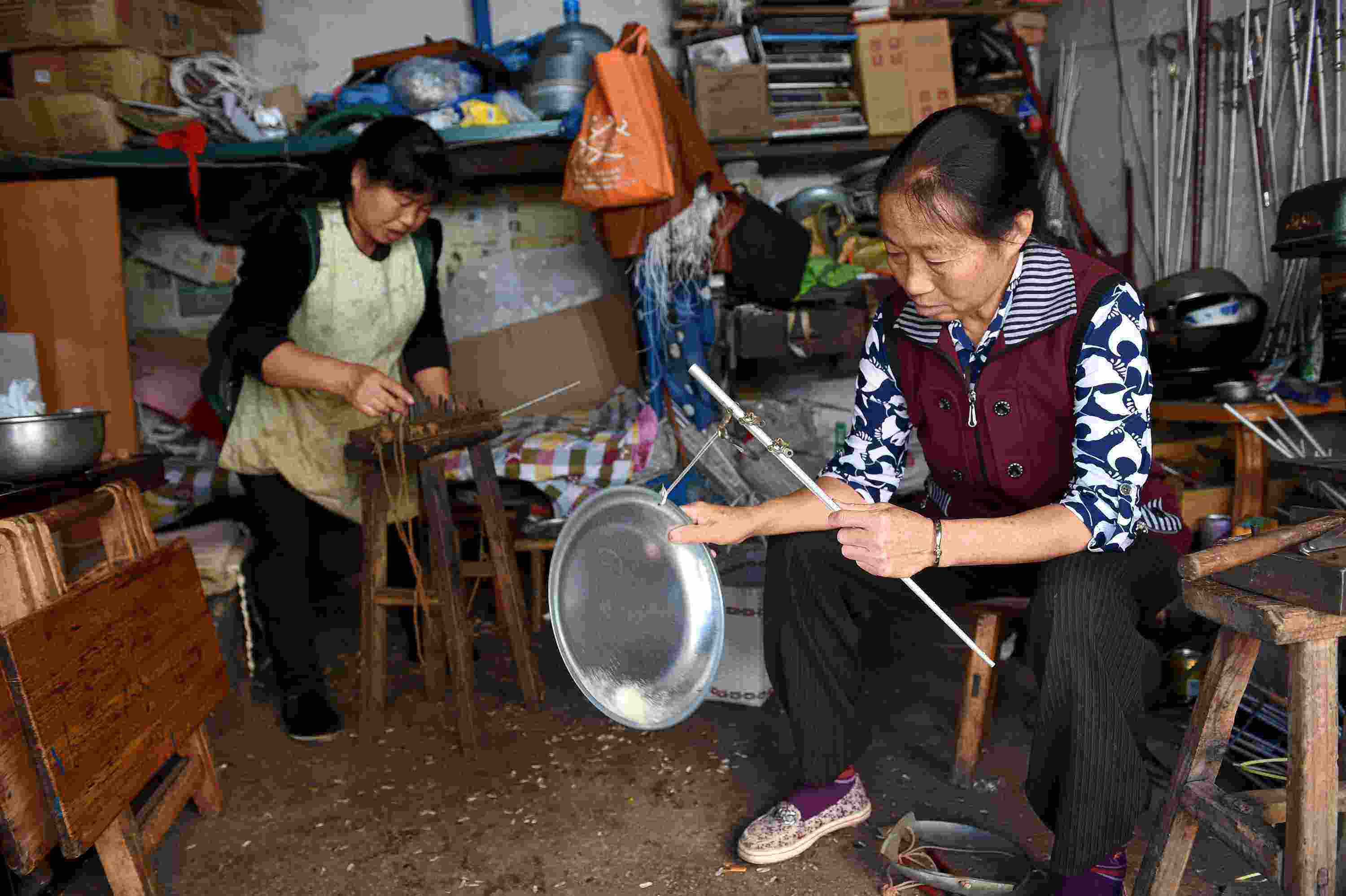 女菜贩被人用秤杆捶击，幼子竟搂抱女菜贩痛哭，有多可怜？