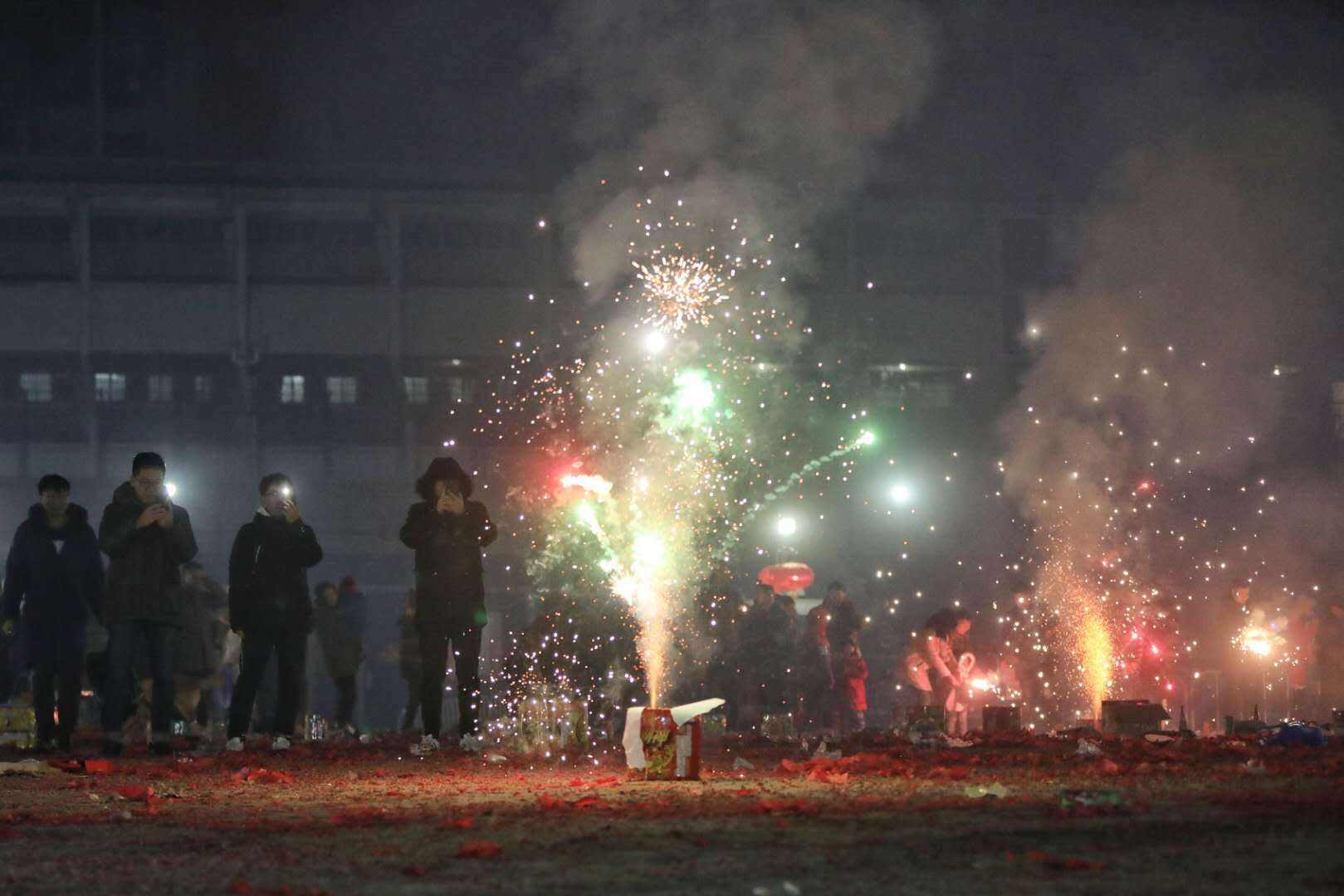 观看烟花爆竹时应至少远离燃火点几米之外。