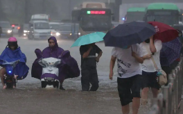 河北一男子在暴雨中入睡，醒来发现积水几乎和床齐平，你有过类似经历吗？