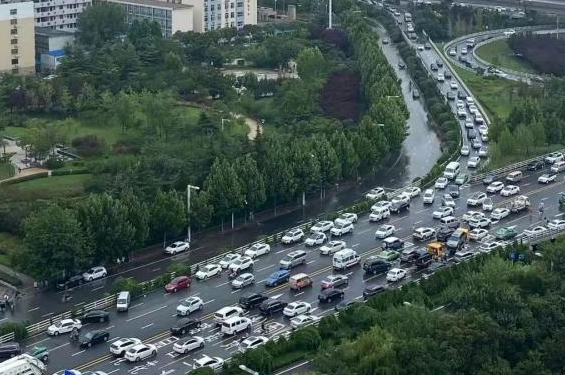 暴雨后的郑州道路积水退去了吗？