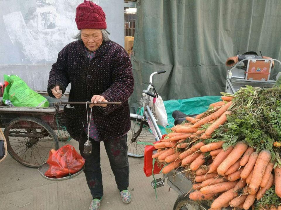 女菜贩被人用秤杆捶击，幼子竟搂抱女菜贩痛哭，有多可怜？