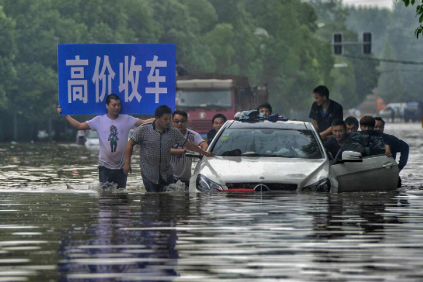 重庆深夜突降暴雨，车辆泡在水中，这种情况保险公司管吗？