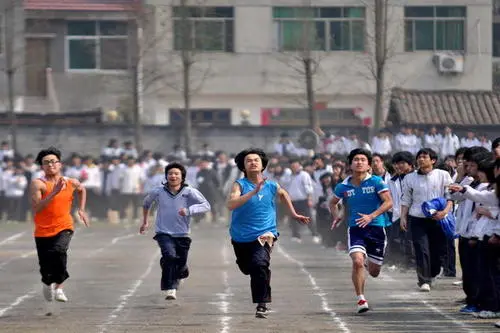 杭州四名初中生跑出运动员水平，你觉得这四名学生该不该朝着体育方向发展？