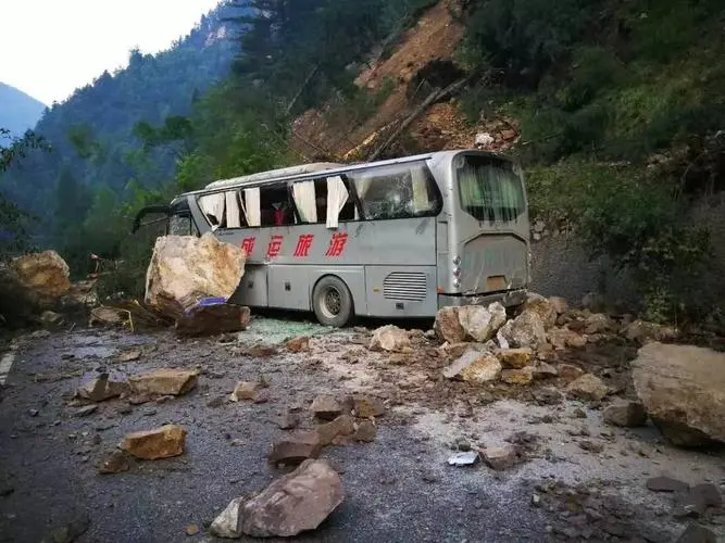 台湾已发生79起地震，10吨重巨石掉落路面，驾驶汽车遇到地震该怎么办？