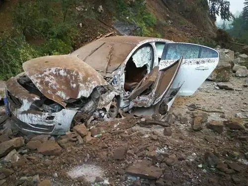 台湾已发生79起地震，10吨重巨石掉落路面，驾驶汽车遇到地震该怎么办？