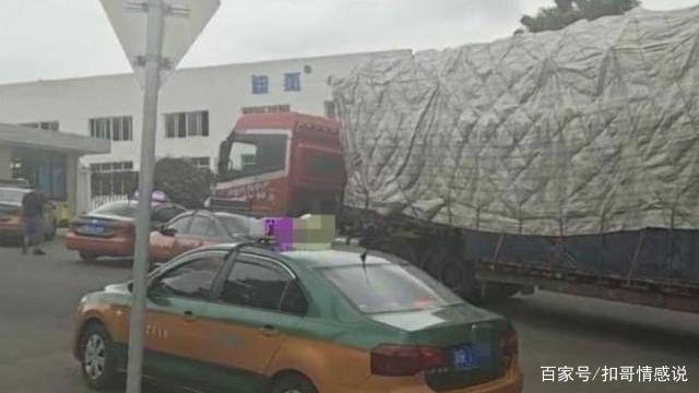 多辆出租车围堵运输共享单车的大货车，阻止投放到该城市，你怎么看？