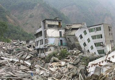 四川地震瞬间女幼师冲回屋救人，这名幼师身上有着怎样值得我们敬佩的精神？