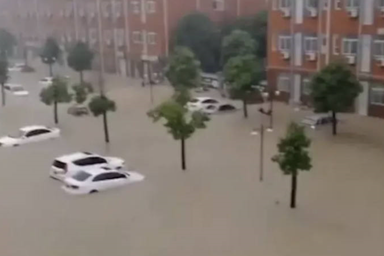 湖北襄阳暴雨后的积水路面出现年轻的漂浮女尸，有什么隐情？