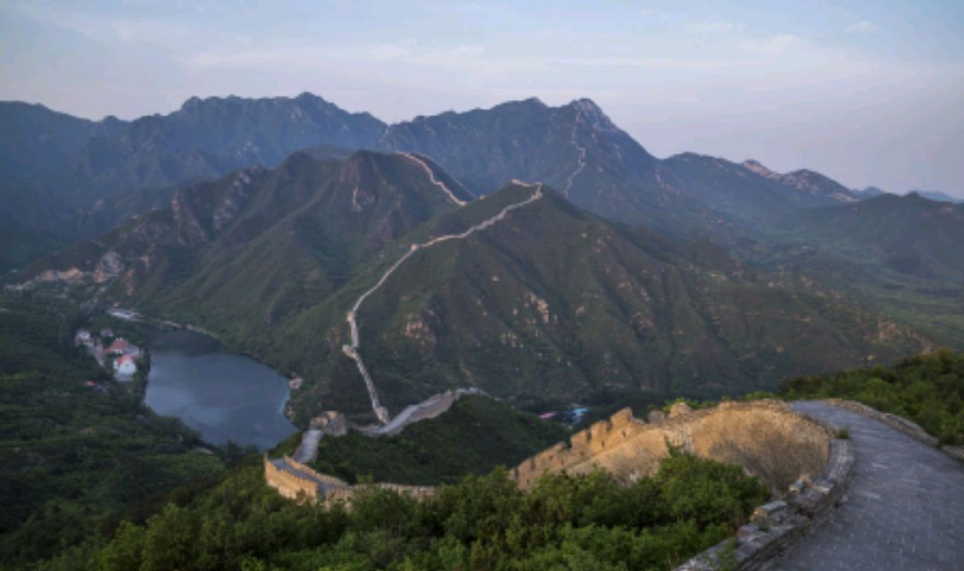 虎跃千山铺锦绣,龙腾万里铸辉煌是什么意思