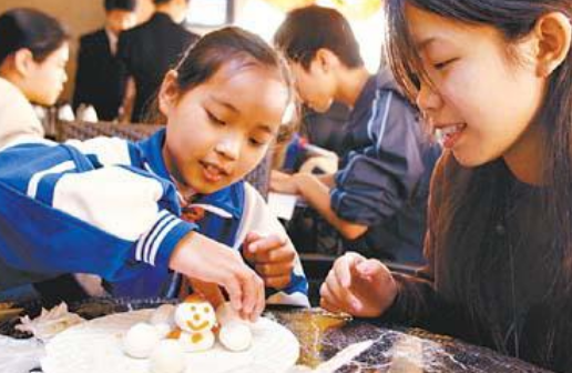 青岛一垃圾桶上，惊现一名女婴，背后究竟有什么难以启齿的艰难？