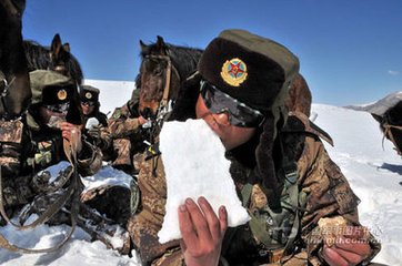 边防官兵巡逻路上积雪没过大腿，处于寒冬他们该如何御寒？