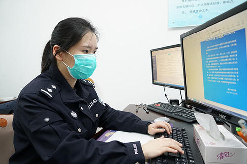 女子取快递遭偷拍，被造谣出轨快递员，造谣者将面临怎样的处罚？