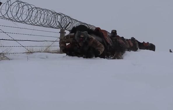 边防官兵巡逻路上积雪没过大腿，处于寒冬他们该如何御寒？