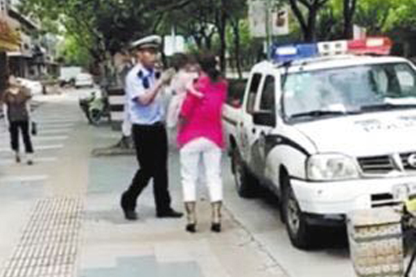 民警绊摔抱娃女，考虑过孩子的感受吗？