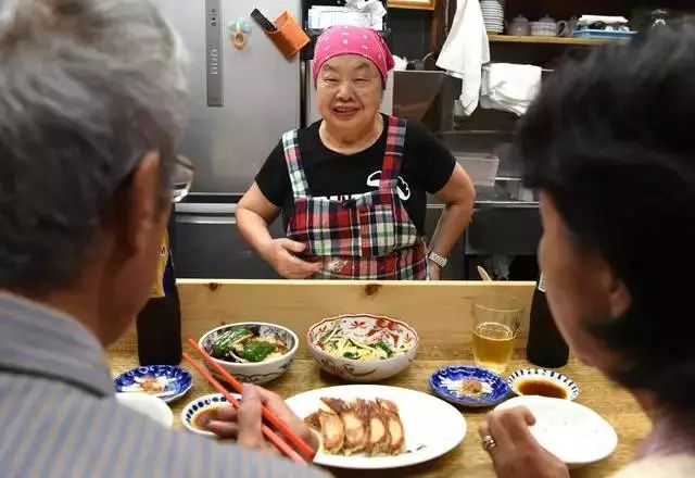 网友在长沙酒吧蹦迪，发现dj竟是一位老奶奶，当时有何反应？