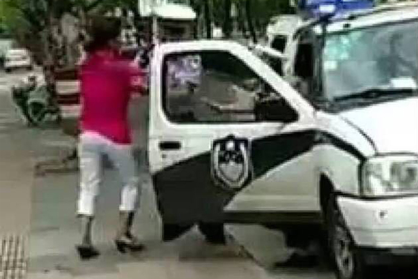 民警绊摔抱娃女，考虑过孩子的感受吗？