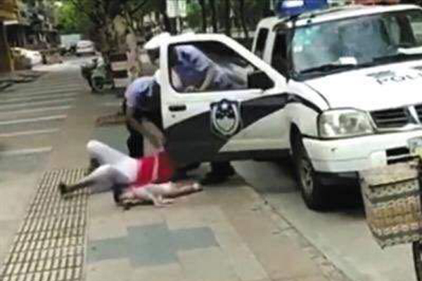 民警绊摔抱娃女，考虑过孩子的感受吗？