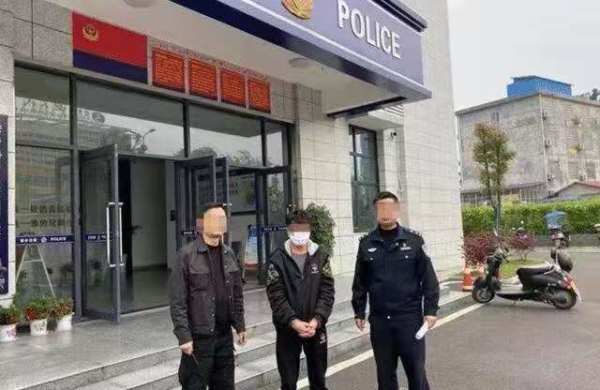 男子在儿子家长群抢30个红包被拘，这位爸爸的行为会对儿子带来什么影响？