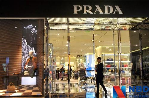 Prada股价再度上扬，赔了夫人后你觉得它是躺枪还是躺赢？