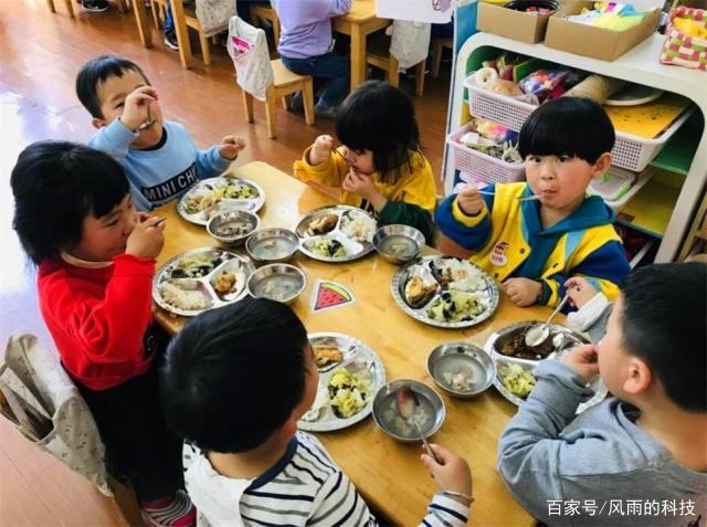 幼儿园吃饭太慢要去厕所吃？孩子在校受委屈，家长应该怎么做？