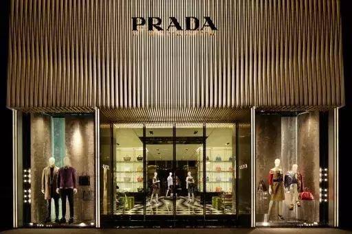 Prada股价再度上扬，赔了夫人后你觉得它是躺枪还是躺赢？