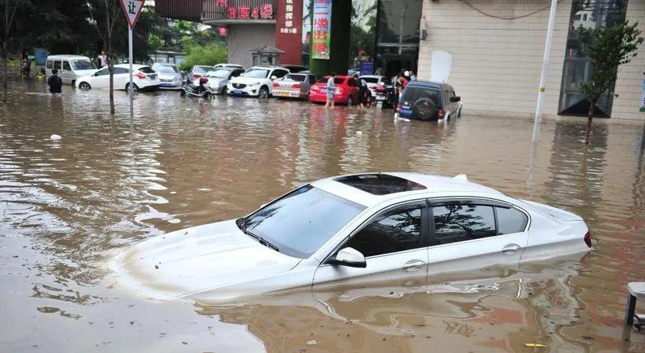 河南南阳遭到了暴雨袭击，临街商铺被淹，居民是如何展开自救的？