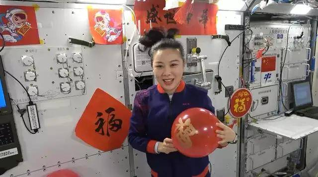 航天员零点钟声送祝福，他们三人在太空是如何过年的？