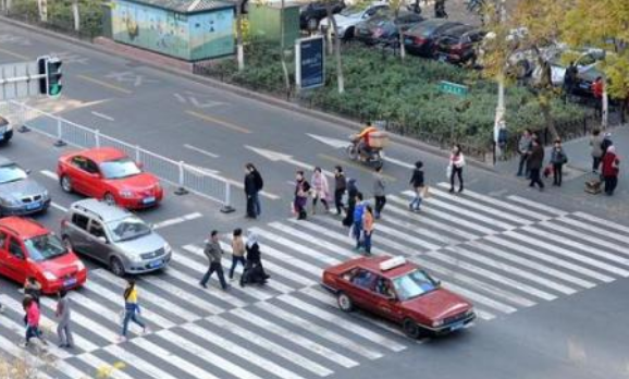 行人在没有交通信号灯和人行横道的路口应该如何通过？